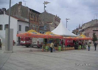 "Coca cola Event team" na trgu Slobode