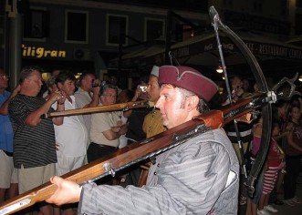 Giostru prekinula kiša, nastavak danas po programu