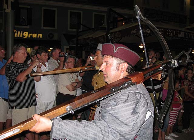 Giostru prekinula kiša, nastavak danas po programu