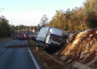 U sudaru kamiona i auta na porečkoj obilaznici dvije osobe ozlijeđene