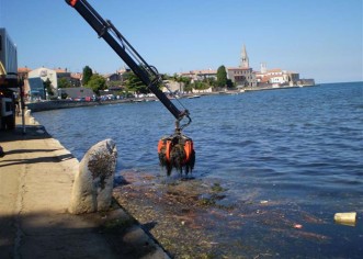 Jučer čišćenje algi iz uvale Peškera