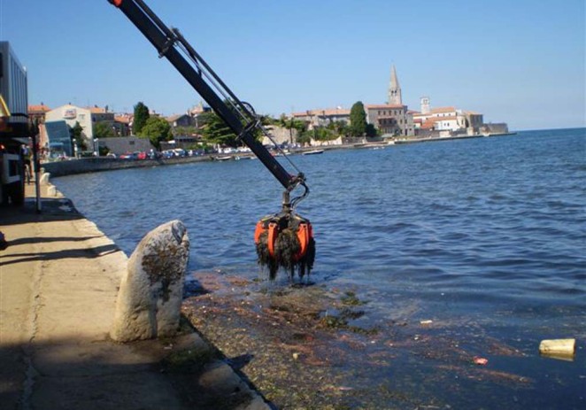 Jučer čišćenje algi iz uvale Peškera