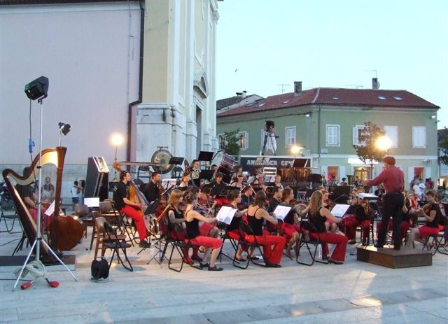 Jučer na Trgu slobode održan koncert najvećeg mladog klasičnog orkestra u srednjoj Europi