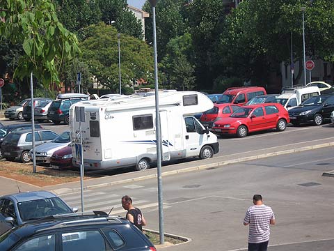 Stižu Talijani i kamperi, parking kod Tržnice uprkos prometnoj mladeži…