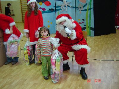 Djed Mraz u školskoj dvorani u Taru