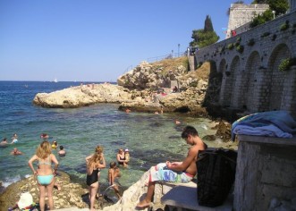 Redari i inspektori love ilegalne prodavače na plažama – u Rovinju