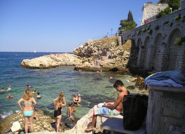 Redari i inspektori love ilegalne prodavače na plažama – u Rovinju