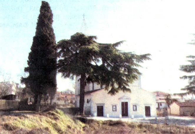 Veliko stablo do daljnjeg ostaje ispred crkve u Labincima