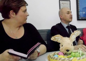 Pisanice, pinca i mladi luk za uskršnji doručak na središnjem porečkom trgu
