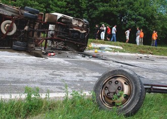 Sudar šlepera i tri teretna vozila, preminuo vozač kamiona iz Pazina