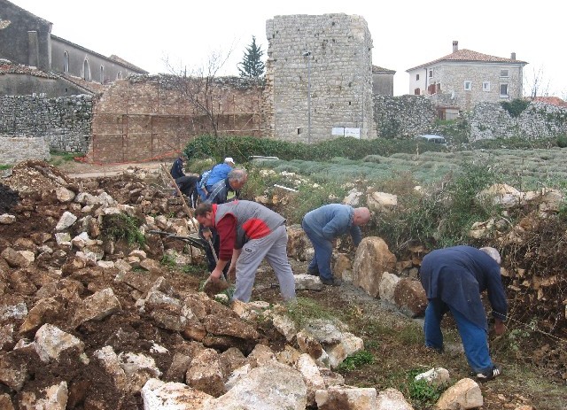 U Sv. Lovreču uspjela dobrovoljna akcija zidanja potpornog zida