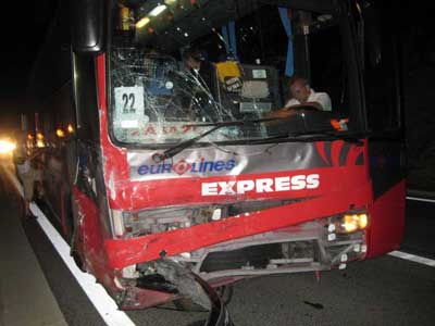 U frontalnom sudaru s autobusom poginuo vozač megana