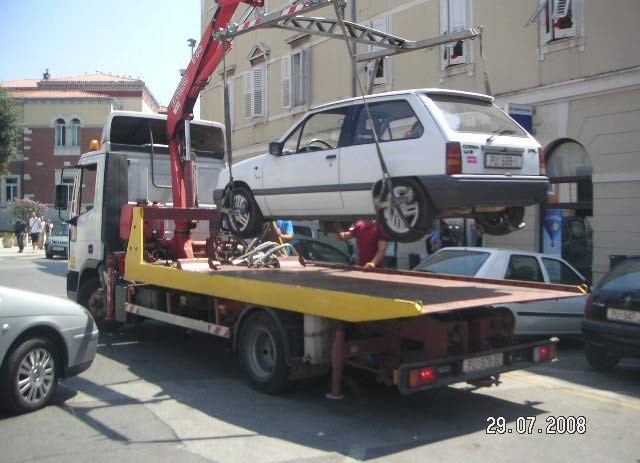 "Pauk" na Narodnom trgu oslobađa parkiralište za invalide