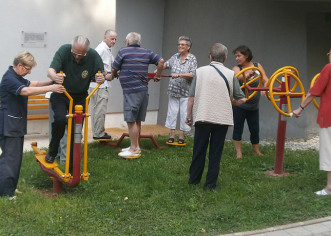 Sjećanje na najseniora, pok.prof. Ivana Giannia Šegona: postavljena nova sprava za vježbanje u mini-fitness parku Doma za starije