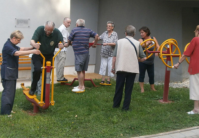 Sjećanje na najseniora, pok.prof. Ivana Giannia Šegona: postavljena nova sprava za vježbanje u mini-fitness parku Doma za starije