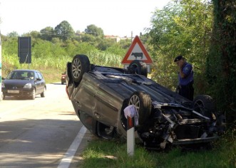 Kod Baderne se prevrnuo na krov