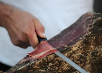 Sušeni, dimljeni, praseći, medvjeđi pršuti u Tinjanu