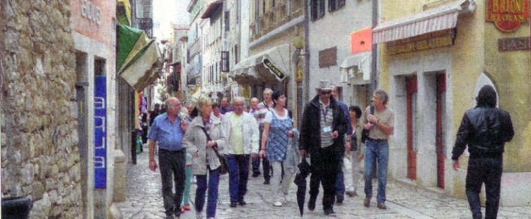 stari-grad-turisti