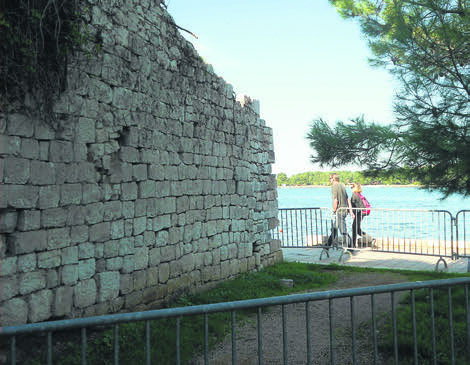 Gradske zidine opasne za šetače, ali za sanaciju NEMA NOVCA