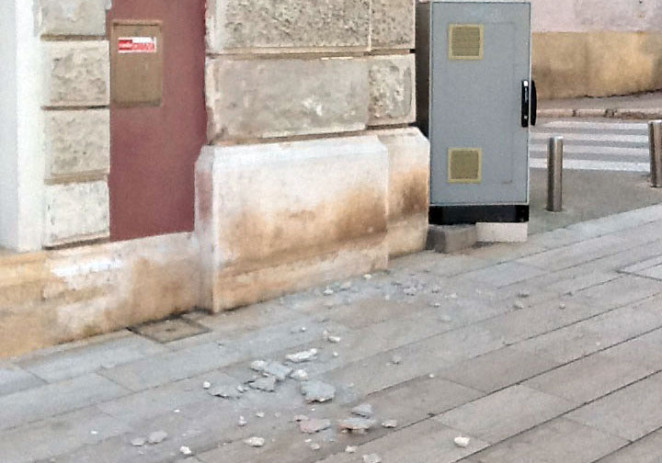 Hodanje porečkim ulicama postaje sve opasnije – padaju dijelovi fasada