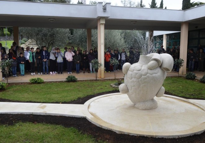 Skulptura-fontana na dar vrsarskoj školi