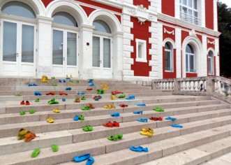 Šarene cipele ispred kina iznenadile Porečane