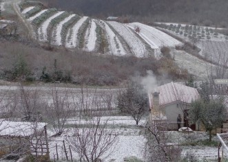 Snijeg jutros lagano zabijelio dijelove unutrašnjosti Istre, uz obalu većinom slaba kiša