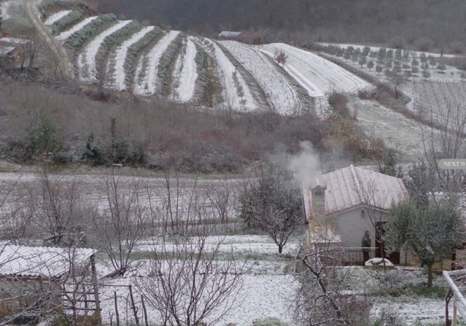 Snijeg jutros lagano zabijelio dijelove unutrašnjosti Istre, uz obalu većinom slaba kiša