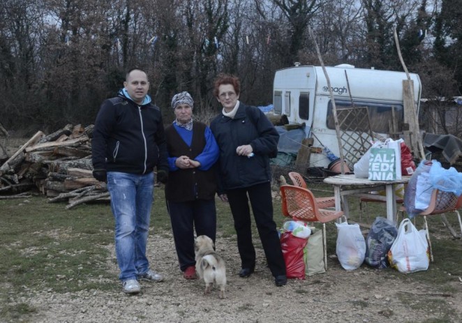 Kosani Vidović stigli hrana, odjeća, drva za ogrjev
