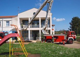 U vježbi evakuacije škole u Sv. Lovreču korištena vatrogasna platforma