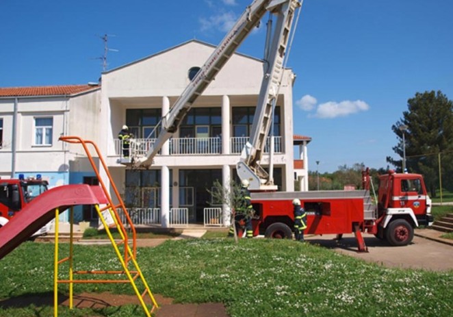 U vježbi evakuacije škole u Sv. Lovreču korištena vatrogasna platforma