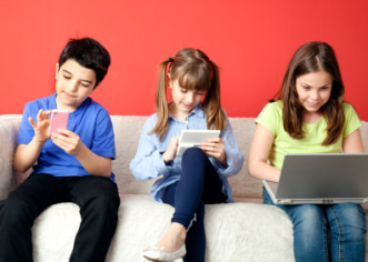 10 razloga zašto bi se mobilni uređaji trebali zabraniti djeci mlađoj od 12 godina