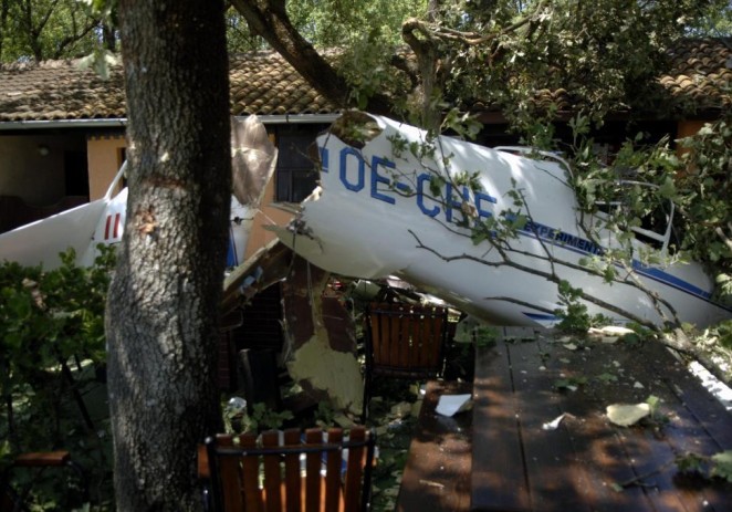 Vrsar: Zrakoplov se srušio na ugostiteljski objekt