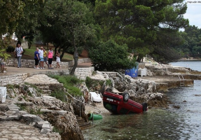 Ostavila je Clio u moru: Turisti se ‘fotkali’ s njim za uspomenu