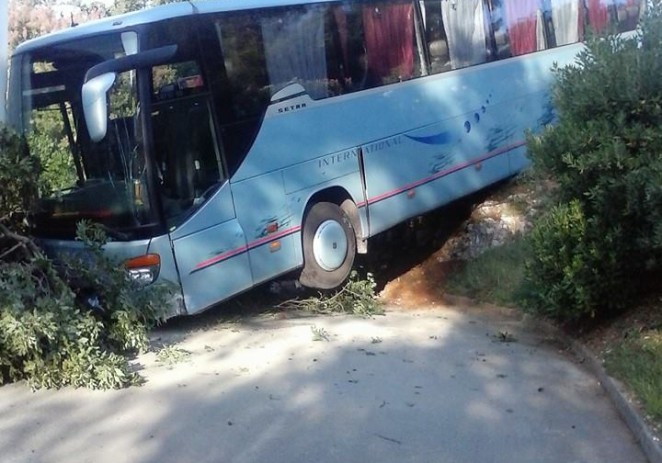 Autobusu popustile kočnice pa se zaustavio na “vešeraju” u Zelenoj laguni