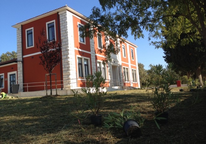 Hortikulturno oplemenjen okoliš škole u Varvarima