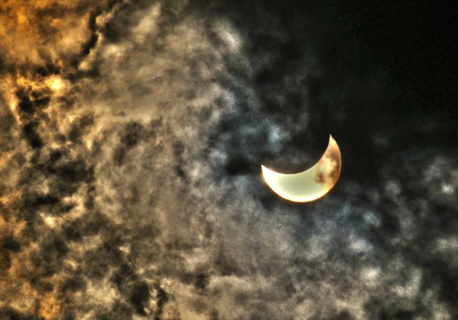 Današnja djelomična pomrčina Sunca kroz foto-oko Damira Prodana