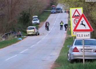 Troje ljudi poginulo u sudaru automobila, ozlijeđeno dijete na cesti Poreč-Kaštelir kod naselja Gedići