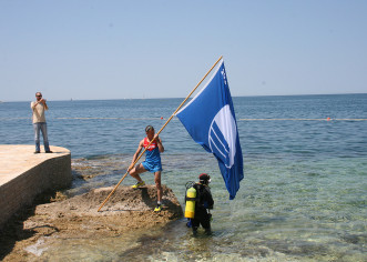 Na plaži hotela Parentium svečano podignuta Plava zastava – u Poreču ukupno 20 plaža s Plavom zastavom