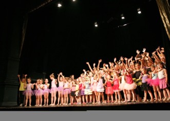 Plesači Studia za izvedbene umjetnosti MOT 08 roditeljima i prijateljima prezentirali svoj rad u ovoj školskoj godini
