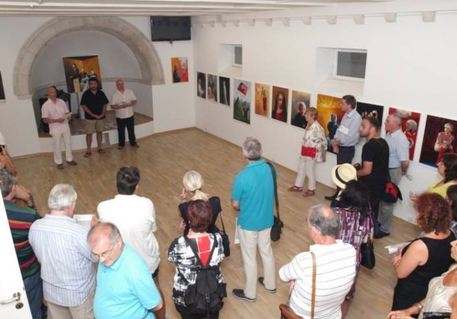 Izložba likovnog umjetnika Eugena Varzića pod nazivom “Noir” otvorena je u petak u renomiranoj dubrovačoj Galeriji Sebastian