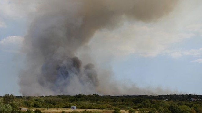 Danas nešto poslije 11 sati izbio je požar kod mjesta Diklići između Kaštelira i Labinaca