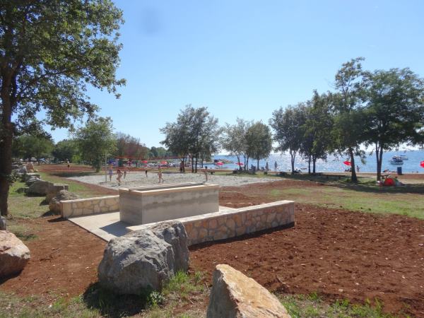 Mjesni odbor Veli Maj poziva na feštu povodom završetka radova na uređenju plaže Materada sjever, u subotu 11. 07.