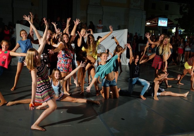Djeca iz udruge MOT08 na Trgu slobode izveli plesnu predstavu “Pokaži mi što osjećaš”