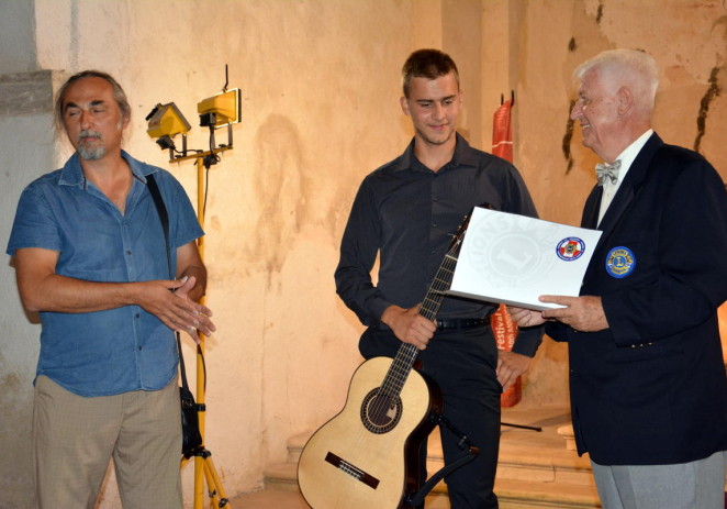 Lions Club Poreč dodijelio nagradu za umjetničko dostignuće mladom gitaristi Ivanu Šimatoviću iz Zagreba