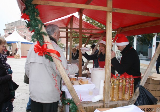 Badnje jutro na Trgu slobode okupilo mnogobrojne Porečane