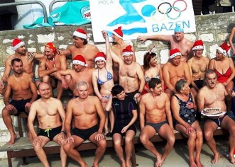 Novogodišnje kupanje uz transparent ‘‘Pula za olimpijski bazen’’