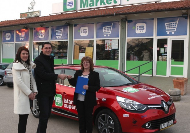 Bosiljka Stranić preuzela svoj Clio u 1. nagradnoj igri Istarskih supermarketa