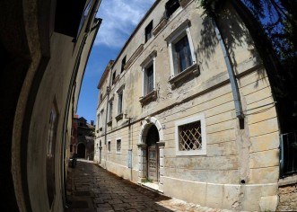 Grad Poreč je privremeno odgodio deložaciju iz zgrade palače Bečić – Poreč, kao prvi u Hrvatskoj, dobija prihvatilište za napuštene i nezbrinute mačke