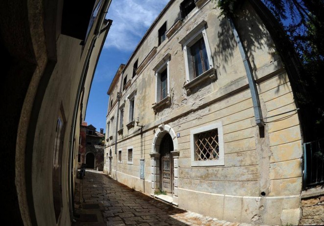 Grad Poreč je privremeno odgodio deložaciju iz zgrade palače Bečić – Poreč, kao prvi u Hrvatskoj, dobija prihvatilište za napuštene i nezbrinute mačke